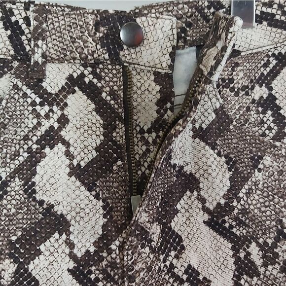 H&M high waist snakeskin pattern shorts 4 - Picture 5 of 11